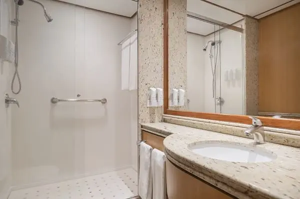 Grand Amazon Expedition -Banheiro das Cabines Conectadas é igual à Cabine Padrão